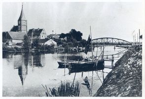 Brandenburg (Frisches Haff), Kreis Heiligenbeil Brandenburg, Ortsansicht und Brücke über den Frisching 
