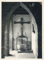 Liebemühl, Kreis Osterode Liebemühl, Kruzifix und Taufbecken, im Kreuzgang der Kirche II 