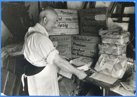 Nikolaiken Kr. Sensburg, Kreis Sensburg Nikolaiken Kr. Sensburg, Der  Maräne-König  beim Verpacken der Maränen 