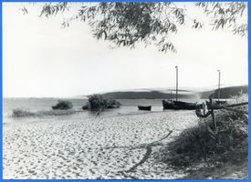 Nidden, Kreis Memel Nidden, Blick über Sandstrand auf Kähne und Dünen Nidden, Landschaft - Ostsee - Umgebung