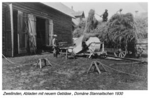 Zweilinden Kr. Gumbinnen, Kreis Gumbinnen Stanneitschen, Domäne, Abladen mit dem neuen Gebläse 