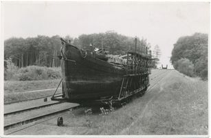  Oberlandkanal, Ein Schiff wird über den Berg gezogen XIII Оберландский канал, судно перетаскивают через гору, XIII