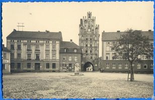 Bartenstein, Kreis Bartenstein Bartenstein, Ostpr., Marktplatz mit Heilsberger Tor VI 