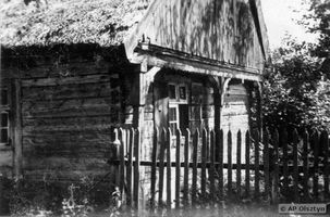 Bartendorf, Kreis Lyck Bartossen, Giebelständerhaus des Bauern Lenski - Teilansicht des Straßengiebels 