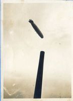 Königsberg (Pr.), Stadtkreis Königsberg Königsberg (Pr.), Zeppelin über einem Schornstein Кёнигсберг (Пр.), дирижабль над трубой
