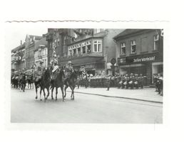 Tilsit, Stadt, Stadtkreis Tilsit Hohe Straße Tilsit, Hohe Str., Truppenparade, Standarte des III./A.R.1 