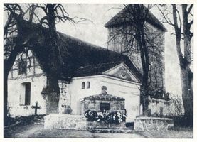 Lindenau Kr. Heiligenbeil, Kreis Heiligenbeil Lindenau Kr. Heiligenbeil, Kirche und Kriegerdenkmal 