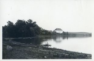 Goldensee, Kreis Lötzen Goldensee, Blick über den See auf die Schule 