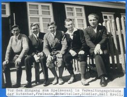 Rossitten Kr. Samland, Kreis Samland Rossitten Kr. Samland, Segelfliegerschule, Vor dem Eingang zum Speisesaal Rossitten Kr. Samland, Segelfliegerschule