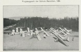 Rossitten Kr. Samland, Kreis Samland Rossitten Kr. Samland, Segelfliegerschule, Flugzeugpark Росситтен, район Самбия, школа планеристов, парк планёров
