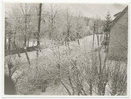 Metgethen, Ort und Bahnstation, Stadtkreis Königsberg Postweg Metgethen, Ortsteil Villenkolonie, Blick vom Postamt (Bahnweg 1) in den Postweg Richtung Süden Metgethen, Häuser früher und heute