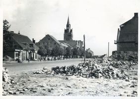 Lyck, Stadt, Kreis Lyck Lyck, Straßenbild mit Evangelischer Kirche im Hintergrund Лык, вид улицы с евангелической церковью на заднем плане