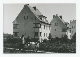 Metgethen, Ort und Bahnstation, Stadtkreis Königsberg Landkeimer Weg (Zickzackhausen) 3-5 Metgethen, Landkeimer Weg (Zickzackhausen) 5, 4, 3, (von vorn nach hinten) Metgethen, Häuser früher und heute