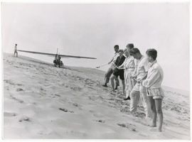  Kurische Nehrung, Dünen zwischen Pillkoppen und Nidden, Segelflieger vor dem Start Куршская коса, дюны между Пилькоппен и Нидден, планерист перед стартом