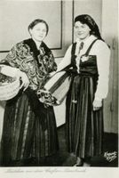  Großes Moosbruch, Mädchen aus dem Großen Moosbruch in Tracht, II 