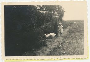 Neukirch, Ort, Kreis Elchniederung Neukirch, Rektor der Mittelschule Otto Krause mit seinem Großneffen Jürgen Schneidereit Нойкирх, директор средней школы Отто Краузе со своим внучатым племянником Юргеном Шнайдерайтом