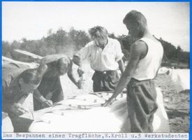 Rossitten Kr. Samland, Kreis Samland Rossitten Kr. Samland, Segelfliegerschule, Das Bespannen einer Tragfläche Rossitten Kr. Samland, Segelfliegerschule
