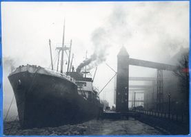 Königsberg (Pr.), Stadtkreis Königsberg Königsberg (Pr.), Hafen, Überseedampfer im Nebel, Getreide wird gelöscht 