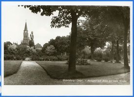 Ortelsburg, Stadt, Kreis Ortelsburg Ortelsburg, Anlagen mit Blick zur Katholischen Kirche Ортельсбург, парк с видом на католическую церковь