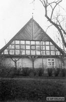 Hartenstein (Ostpr.), Kreis Angerburg Brosowen, Giebelständerhaus - Giebelfront Бросовен, дом на щипцовых стойках — щипцовый фасад