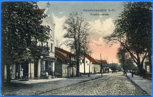 Heinrichswalde Kr. Elchniederung, Kreis Elchniederung Heinrichswalde Kr. Elchniederung, Friedrichstraße, Geschäftszeile westl. Richtung, (col.) 