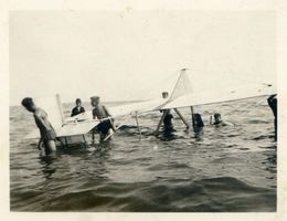 Rossitten Kr. Samland, Kreis Samland Rossitten Kr. Samland, Segelflugzeug nach Wasserlandung im Haff II Росситтен, уезд Самбия, планер после посадки на воду в заливе, II