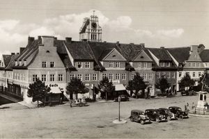 Neidenburg, Stadt, Kreis Neidenburg Großer Markt Neidenburg, Marktplatz und ev. Kirche im Hintergrund 