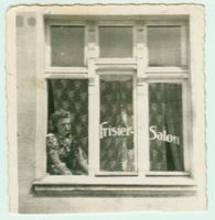 Kuckerneese, Ort, Kreis Elchniederung Lorkstraße 7 Kuckerneese, Fenster des Salons Friseur Goetzie Kuckerneese, Personenbilder