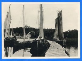 Nidden, Kreis Memel Nidden, Keitelkähne im Hafen Nidden, Kurenkähne im Hafen und am Haffstrand