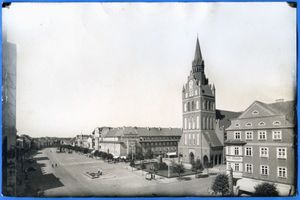 Lyck, Stadt, Kreis Lyck Straße der SA (fr. Kaiser-Wilhelm-Straße) Lyck, Kaiser-Wilhelm-Straße mit Ev. Kirche und Kriegerdenkmal Lyck, Evangelische Kirche