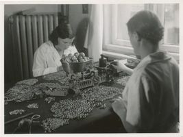 Palmnicken, Kreis Samland Palmnicken, Bernsteinwerk, Wiegen der Bernsteinperlen Ostpreußen, Bernsteingewinnung und -verarbeitung