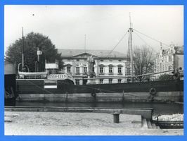 Memel, Stadt, Stadtkreis Memel Memel, Rathaus mit Dampfer im Vordergrund 