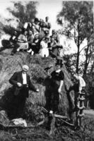 Karlsrode Kr. Labiau, Kreis Labiau Karlsrode, Hochzeit Helene Parakenings und Heuhaufen Karlsrode, Kr. Labiau, nichtverortete Bildmotive