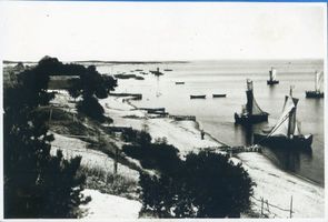 Nidden, Kreis Memel Nidden, Kurenkähne am Haffstrand X Nidden, Kurenkähne im Hafen und am Haffstrand