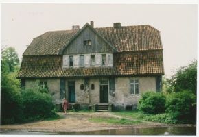 Metgethen, Ort und Bahnstation, Stadtkreis Königsberg Adolf-Hitler-Weg Metgethen, Ortsteil Villenkolonie, Adolf-Hitler-Weg ohne Hausnr., Aula, Turnraum Metgethen, Häuser früher und heute
