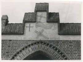 Marienburg, Westpr., Kreis Marienburg Marienburg i. Westpr., Die Marienburg, Ordens- und Hochmeisterwappen über dem Eingartstor Marienburg, Schloß