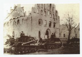 Mohrungen, Stadt, Kreis Mohrungen Mohrungen, Russische Panzer vor dem ausgebranndten Rathaus Морунген, русские танки перед сгоревшей ратушей