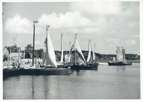 Nidden, Kreis Memel Nidden, Kurenkähne im Hafen XIII Nidden, Kurenkähne im Hafen und am Haffstrand
