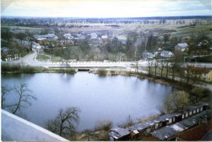 Friedland (Ostpr.), Kreis Bartenstein Friedland (Правдинск), Ortsansicht mit Blick über den Mühlenteich auf die ehemalige Kreisstraße rechts Richtung Gerdauen (Schelesnododoroschnyj), links Richtung Wehlau (Znamensk)