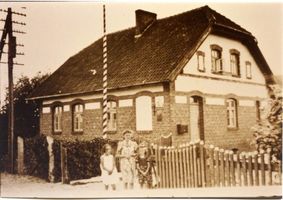 Zimmerbude, Kreis Samland Zimmerbude, Gasthaus A. Legien, Schule, Dorfstraße von der Schule aus gesehen, Passagierdampfer Gr. Heydekrug , Ortsansicht