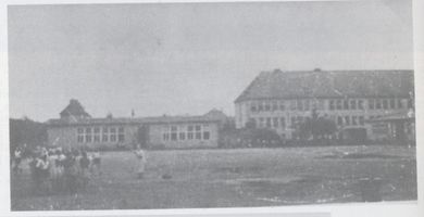 Königsberg (Pr.), Stadtkreis Königsberg Motherbystraße Königsberg, Amalienau, Motherbystraße, links die Baracke der Agnes.Miegel Mittelschule, rechts die Hans-Schemm Schule Königsberg, Stadtteil Amalienau