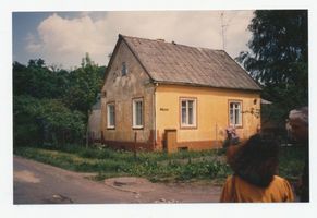 Metgethen, Ort und Bahnstation, Stadtkreis Königsberg Horst-Wessel-Weg 27 Metgethen, Horst-Wessel-Weg 27, Haus Korneffel, vom Ende des Birkenweges gesehen über die Bahn, erstes Haus rechts Metgethen, Häuser früher und heute